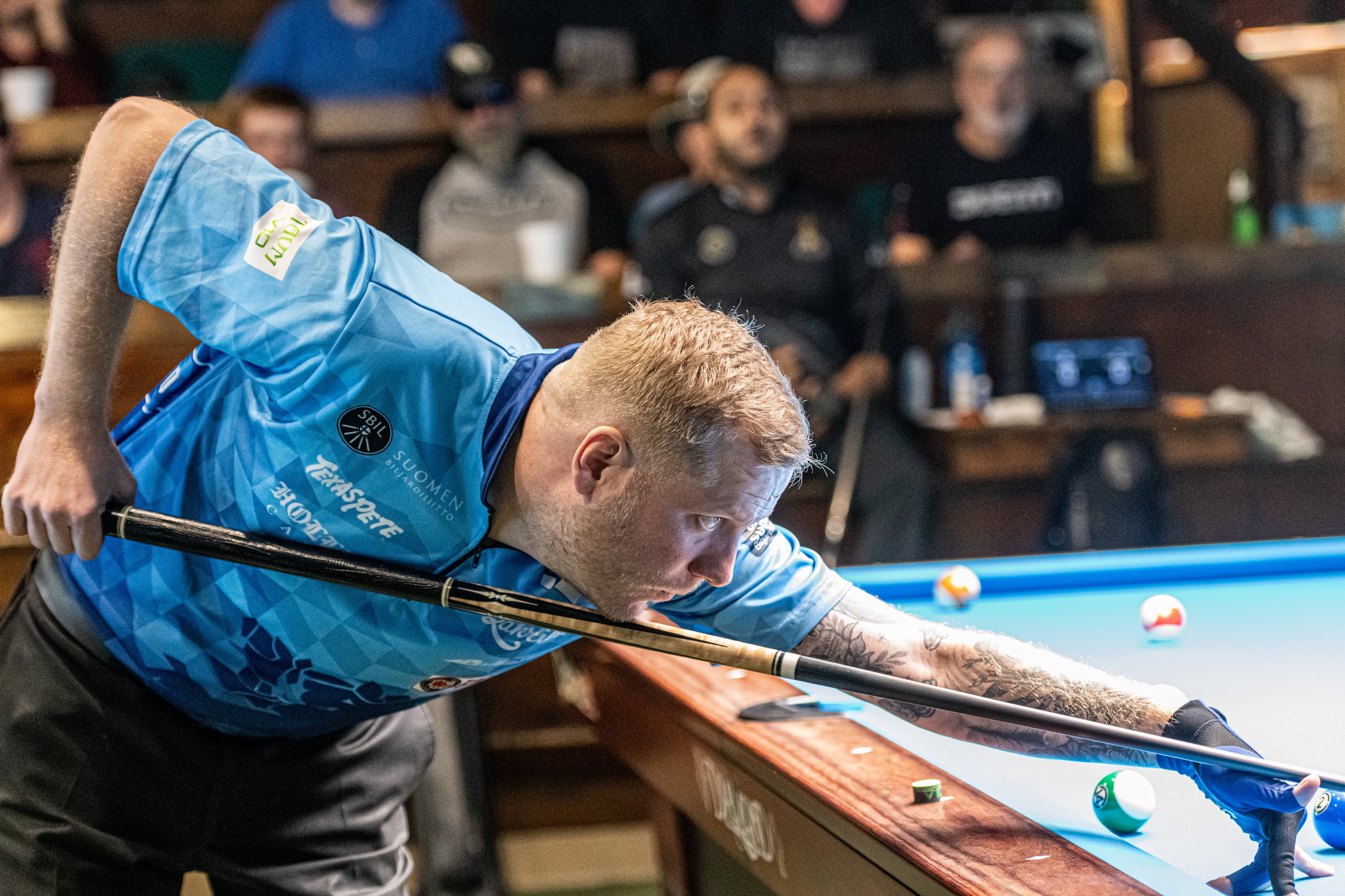 Jani Siekkinen tähtää Suomen pelipaidassa, katsomo taustalla